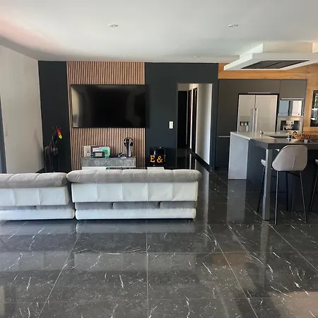 Moderne Piscine Vue Villa